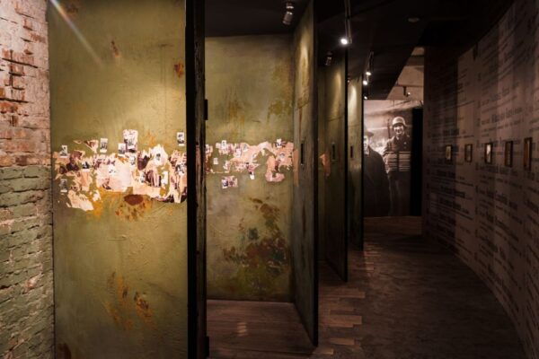 Krakow: Schindlers Factory Walking Tour With Optional Guide - Guide and Comfort Features