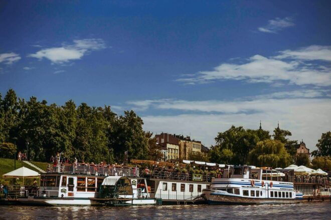 Krakow: Sightseeing Cruise by Vistula River - Amenities and Additional Options