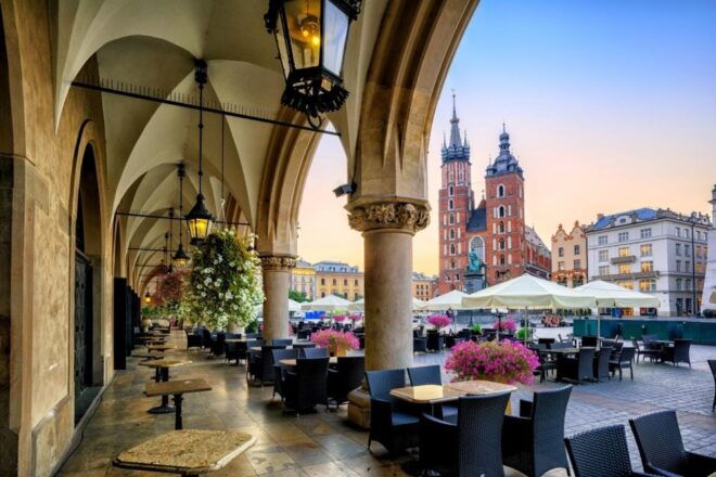 Krakow: St. Marys Church and Rynek Underground Museum Tour - Experience Details
