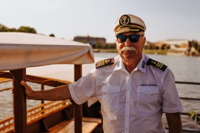 Krakow: Traditional Sightseeing Gondola on the Vistula River - Suggested Items to Bring