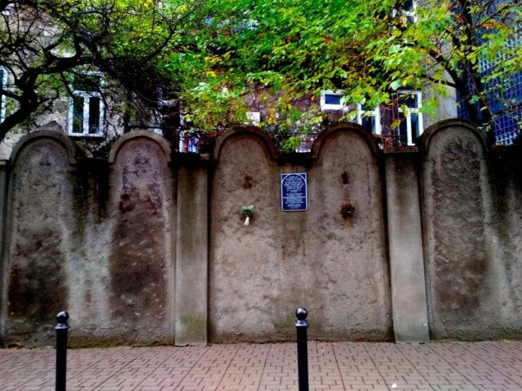 Krakow Walking Tour With Private Guide - Experience Krakow Old Town Charm