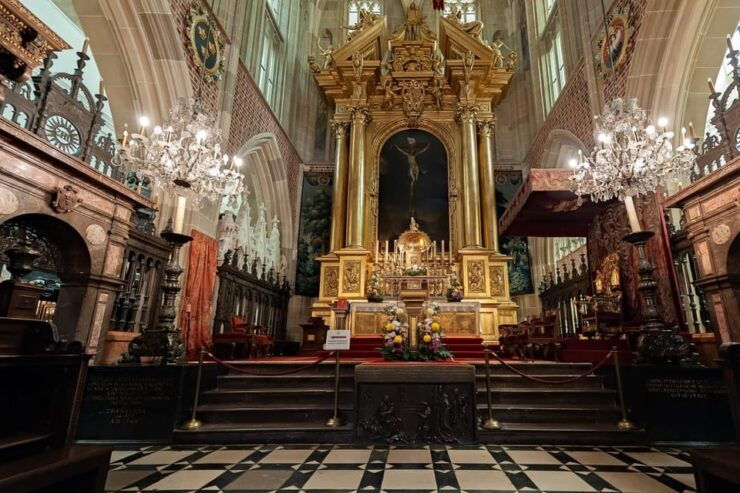 Krakow: Wawel Castle and Cathedral Interior With a Guide - Exploring the Royal Chambers