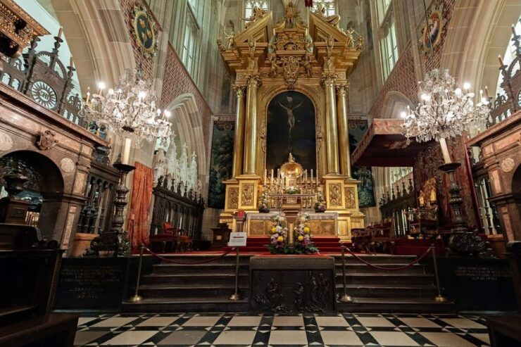 Krakow: Wawel Castle & Cathedral, Old Town & City Basilica - Landmarks Included