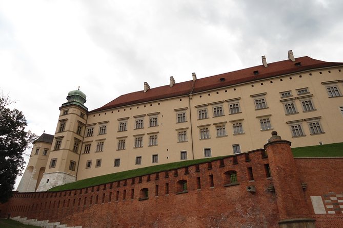 Krakow: Wawel Castle Guided Tour - Tour Starting Point and Guide