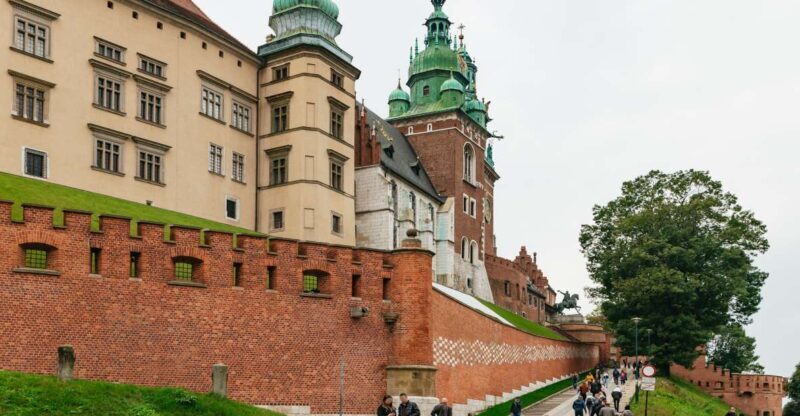 Krakow: Wawel Castle Guided Walking Tour - Good To Know
