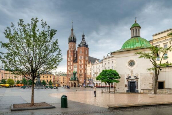 Krakow: Wawel Hill, St. Mary's Church & Underground Museum - Visiting St. Marys Basilica