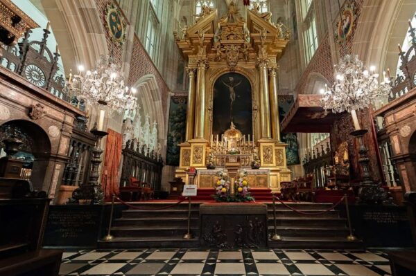Krakows Cathedral, City Basilica & Underground Museum Tour - Rynek Underground Museum