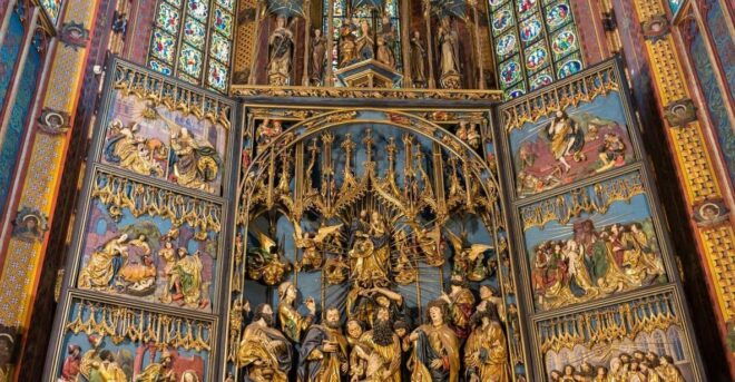 Krakows Old Town Quick Review & St. Marys Basilica Visit - Guided Experience