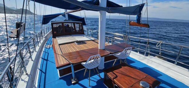 Krilo Jesenice/Omis/Podstrana/Split: Daily Boat Trips - Onboard Experience and Amenities