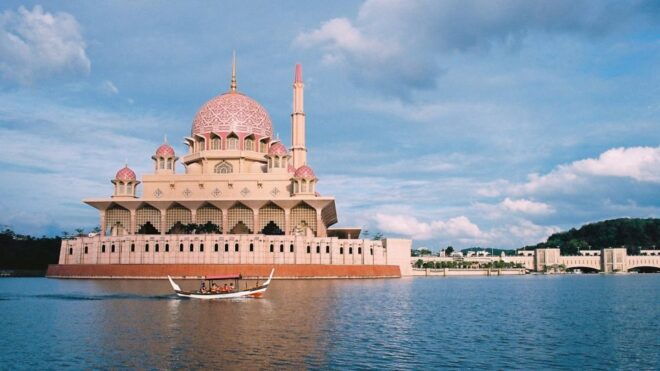 Kuala Lumpur: Putrajaya Tour With Traditional Boat Cruise - Exploring Putrajayas Architecture