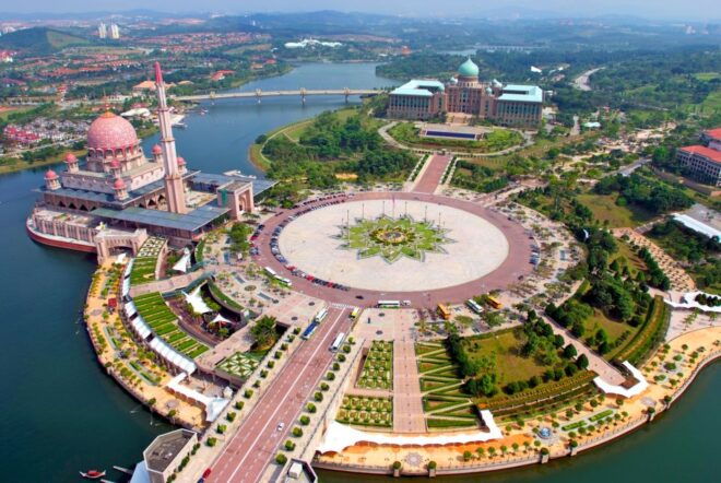Kuala Lumpur: Putrajaya Tour With Traditional Boat Cruise - Visiting Putra Mosque and Prime Ministers Office