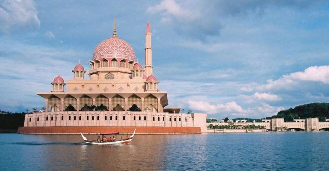 Kuala Lumpur: Putrajaya Tour With Traditional Boat Cruise - Enjoying the Birds Eye View of Putrajaya