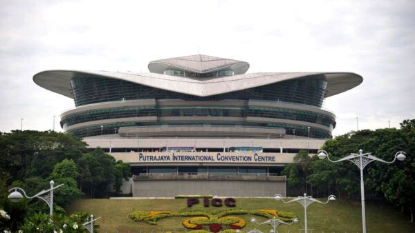 Kuala Lumpur: Putrajaya Tour With Traditional Boat Cruise - The Sum Up