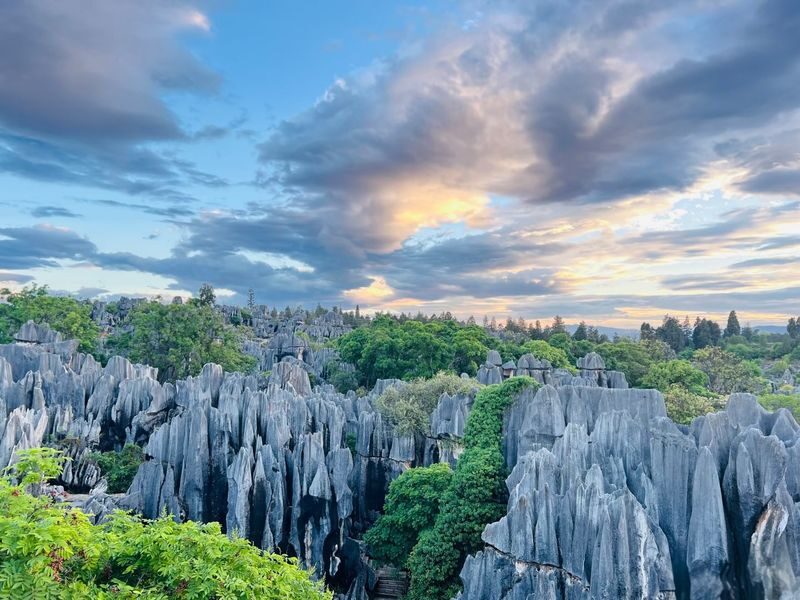 Kunming Stone Forest & Jiuxiang Full-Day Tour with Tickets - Stone Forest and Jiuxiang: a full day of contrasts