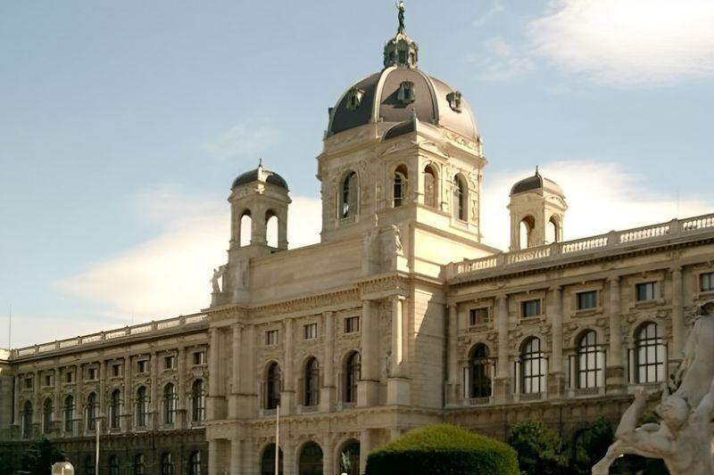 Kunsthistorisches Museum Ticket - Start with the building, then choose your route