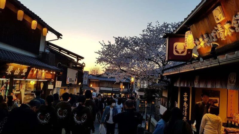 Kyoto Artisan Tour: Pottery, Weaving & Yuzen Dyeing - Additional Arts and Crafts: Lacquerware & Gold Leaf Studios