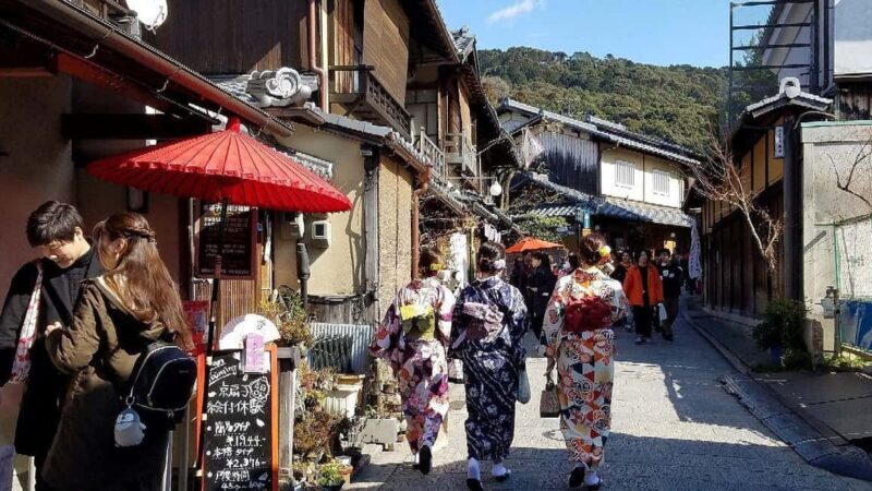 Kyoto Artisan Tour: Pottery, Weaving & Yuzen Dyeing - Visiting a Modern Art Gallery Supporting Kyoto Artisans