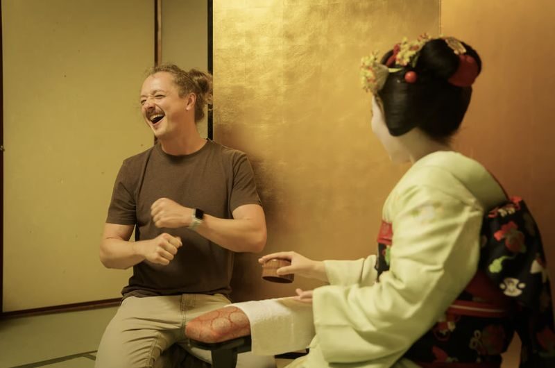 Kyoto: Geisha Dinner & Gion Cultural Walk - The guide makes the experience easier to follow