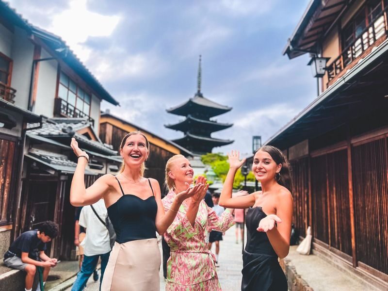 Kyoto: Gion and Geisha District Guided Walking Tour - Nene no Michi and Ninenzaka on foot