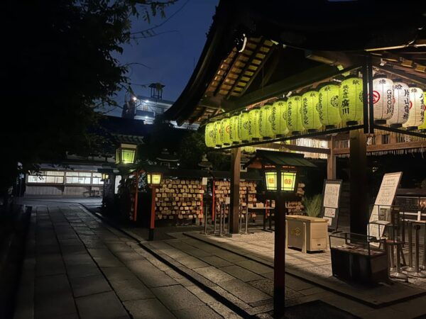 Kyoto: Gion District at Night Guided Group Walking Tour - Group Size and Language
