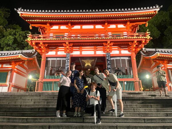 Kyoto: Gion District at Night Guided Group Walking Tour - Duration and Photography Service
