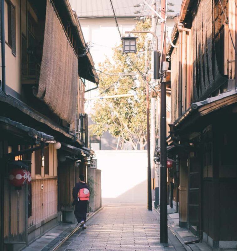Kyoto: Gion District Nighttime Walk with Souvenir and Snack - Eating & Sampling Local Snacks