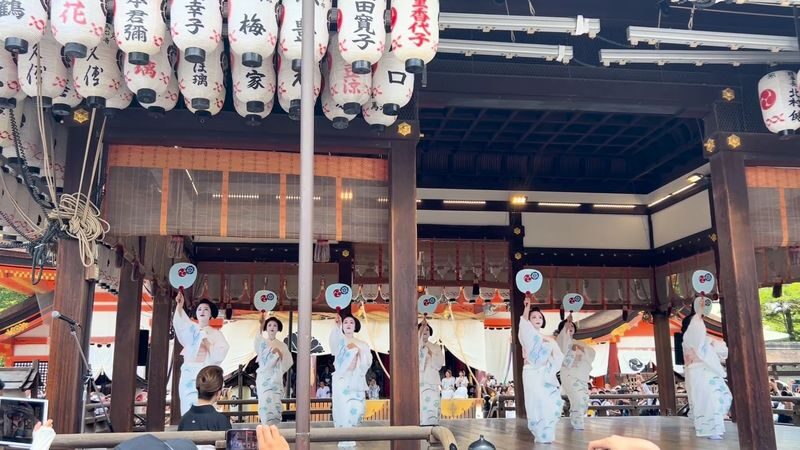 Kyoto Gion Geisha 2-Hour Cultural Tour with Hidden Gems - Getting your bearings in Gion