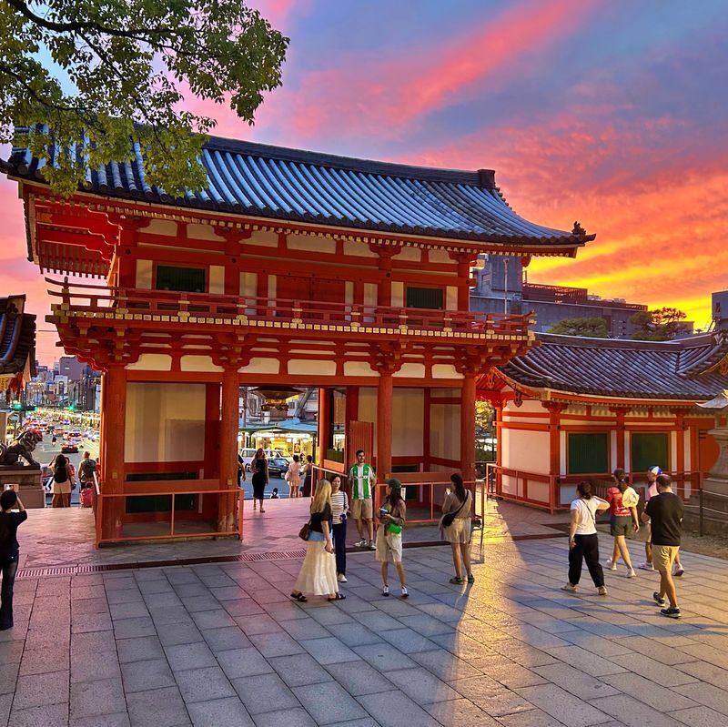 Kyoto Gion Geisha 2-Hour Cultural Tour with Hidden Gems - The details that make the walk worthwhile