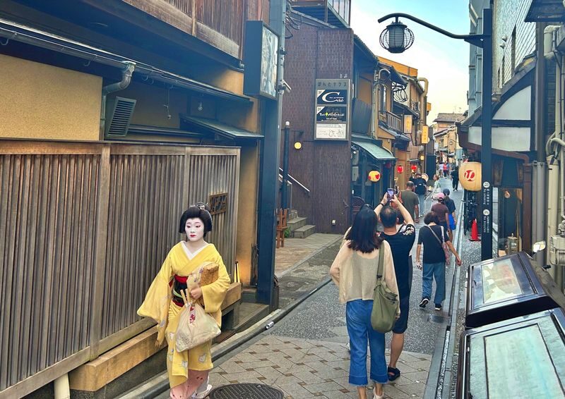 Kyoto Gion Geisha 2-Hour Cultural Tour with Hidden Gems - Booking and practical notes