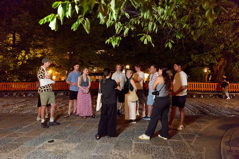 Kyoto Gion Historical Night Walking Tour - Ayumi and Yuki make the guide the main attraction