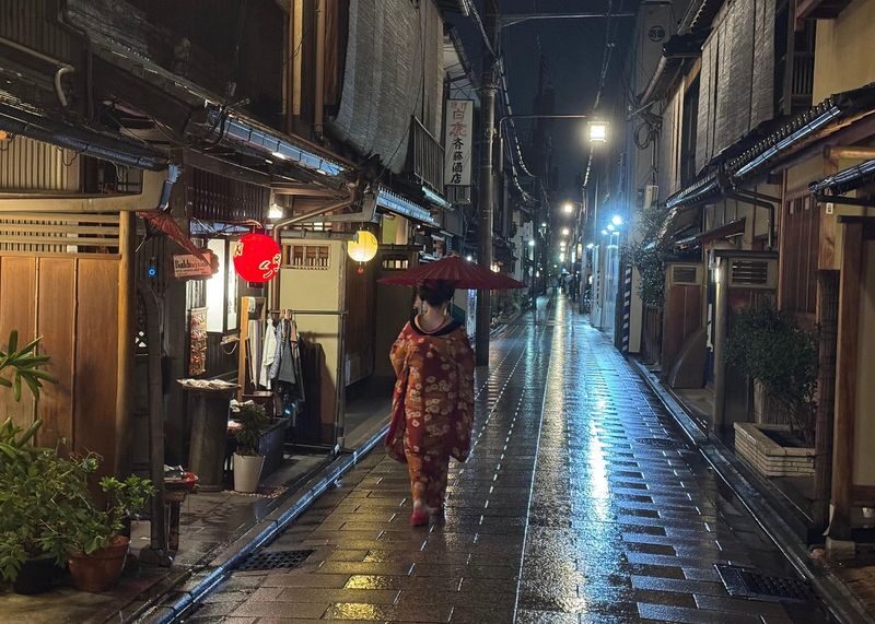 Kyoto Gion Night Tour: Exploring the Geisha District and Hidden Gems - Lantern light on Hanamikoji Street