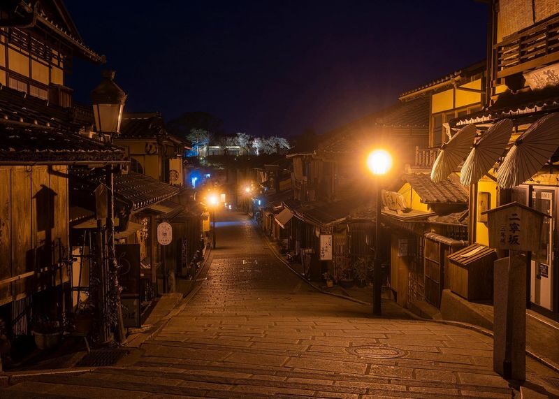 Kyoto Gion Night Tour: Exploring the Geisha District and Hidden Gems - Yasaka Pagoda and Sannen-zaka