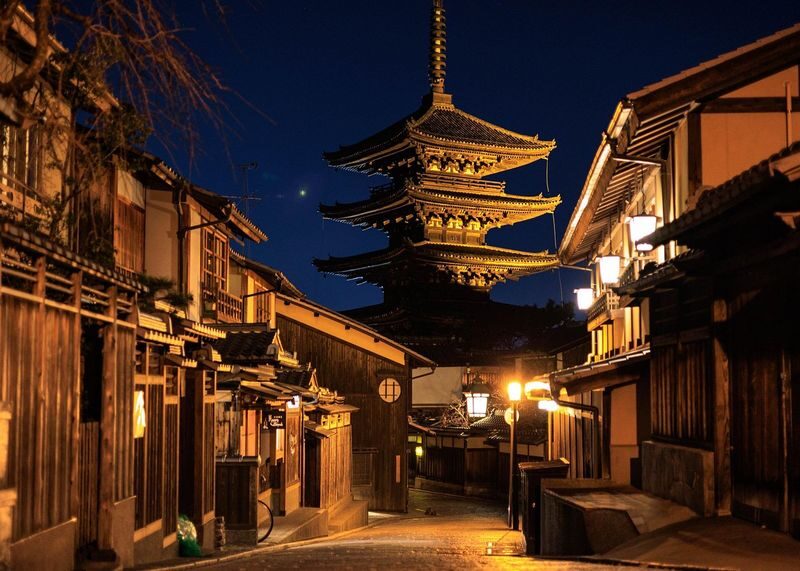 Kyoto Gion Night Tour: Exploring the Geisha District and Hidden Gems - Yasaka Shrine as the evening’s finish