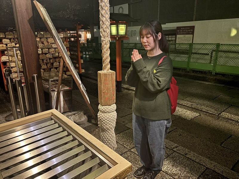 Kyoto Gion Small-Group Night Walk with Local Students - Small groups suit questions, photos, and solo visitors