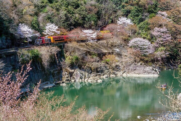 Kyoto Hozugawa River Boat Sagano Romantic Train Tour - What the guide adds, and where the tour can falter
