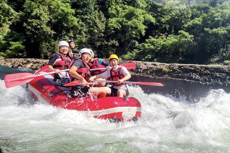 Kyoto Hozugawa River Rafting Experience: Enjoy the Great Outdoors! Free Photo Data - Leaving Kyoto for the river