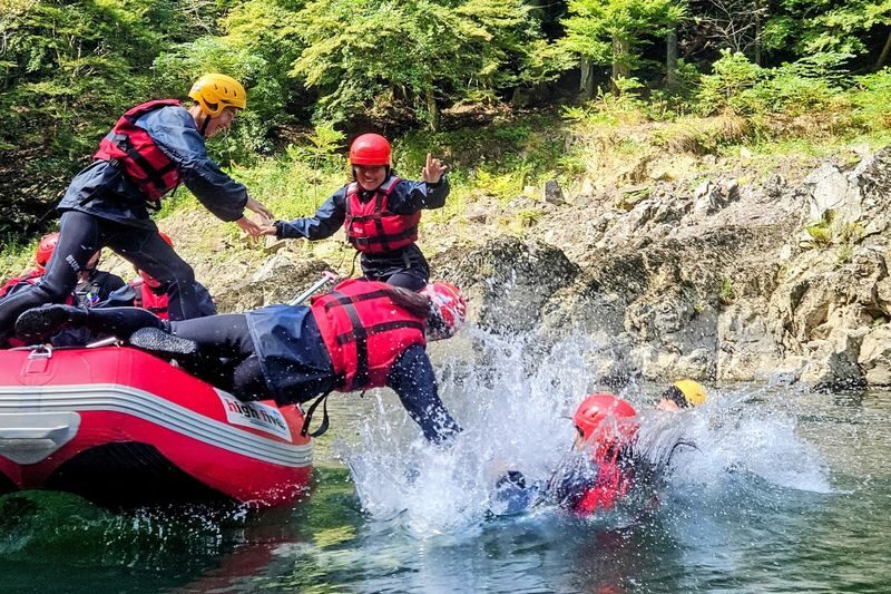Kyoto Hozugawa River Rafting Experience: Enjoy the Great Outdoors! Free Photo Data - Paddling through Hozukyo Gorge