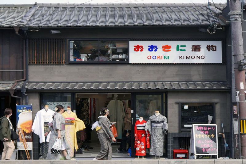 Kyoto Kimono Rental Experience (Optional Exquisite Hair Styling/Japanese Makeup/Photography) (Ookini Kiyomizu-dera Main Store) - Choosing a kimono without losing the morning