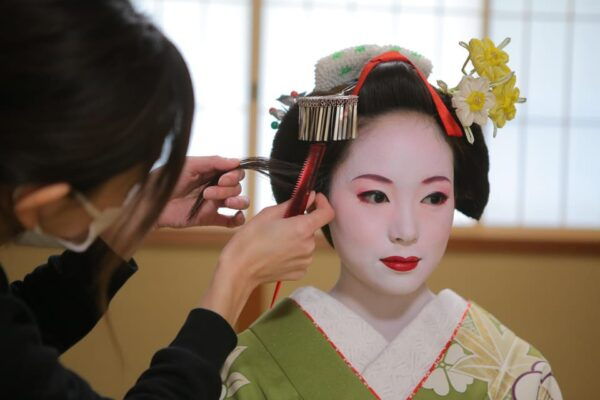 Kyoto: Maiko Makeover and Photoshoot Experience (Women Only) - Tips for Participants