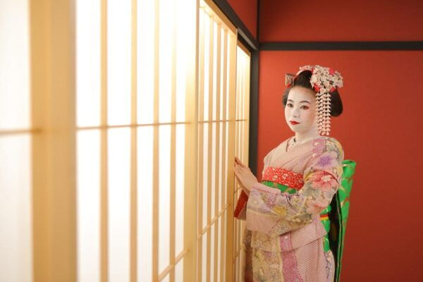 Kyoto: Maiko Makeover and Photoshoot Experience (Women Only) - Nearby Attractions