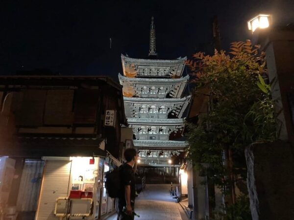 Kyoto: Nighttime Walking Tour in Gion Area With Sake in Hand - Exploring the Gion District