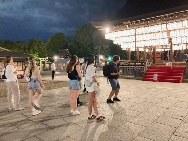Kyoto: Nighttime Walking Tour in Gion Area With Sake in Hand - Savoring the Sake Tasting