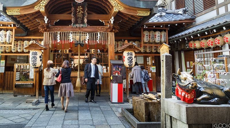 Kyoto Nishiki Market Half-Day Private Tour - A short stop at Nishiki Tenmangu