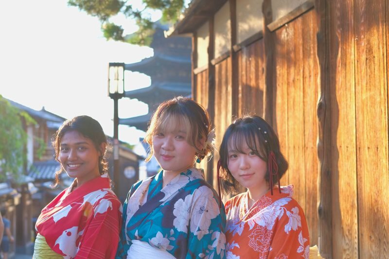Kyoto Photography Tour (Yasaka Shrine, Yasaka Koshindo, Yasaka Pagoda, Kiyomizu-dera Temple) - Yasaka Pagoda Gives the Shoot Its Kyoto Silhouette