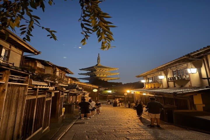 Kyoto: Tour al atardecer por Gion y el distrito de las geishas - What the price gets you