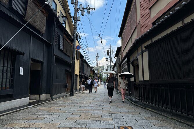 Kyoto: Yasaka Shrine, Gion & Nishiki Market Walking Tour - Discovering Kyoto’s Spirit at Yasaka Shrine