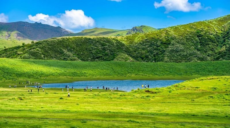 Kyushu: Mount Aso, Kusasenri & Takachiho Gorge Day Tour (Optional Takachiho Boat Ride Experience) - What the guide adds to a packed itinerary