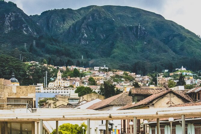 La Candelaria Private Tour Bogotá Local Lunch 2 Museums (6 Hrs.) - Private Guide and Customization
