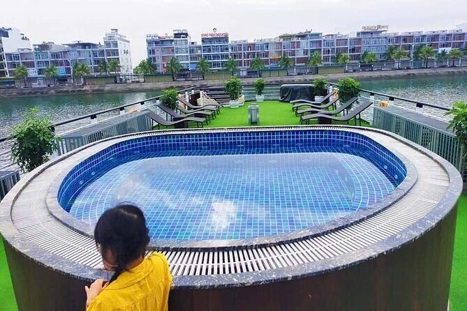 La Casta 5-Star Ha Long Bay Cruise with Local Food and Limousine - FAQ