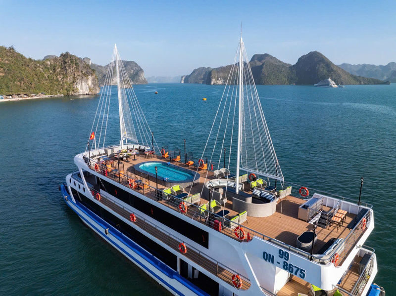 La Casta Luxury Day Cruise: Ha Long Bay with Sung Sot & Ti Top - A full bay day, without sleeping on board